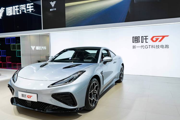 深圳269哪吒汽车在智能汽车领域的表现，领途汽车在新能源汽车市场中的影响力